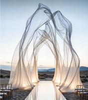 Installation artistique de mariage personnalisée : toile de fond moderne en cercle incurvé avec organza de soie blanc pour la décoration de scène d'événements et de fêtes
