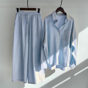 Conjunto de Camisa Holgada y Pantalones Anchos para Mujer en Tonos Verde Fresco o Neutros - Product Image 4
