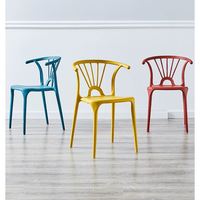 Stabiele, duurzame, stapelbare, armloze, makkelijk te reinigen, waterdichte, moderne, elegante, comfortabele banketstoel voor gebruik in hotels, evenementen en feesten.