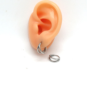 Pendientes Huggie de yunnique, acero de titanio, redondos, tamaño pequeño, uso diario, diseño geométrico - Product Image 4