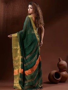 Sari Elegante de Lino Verde Puro de Primera Calidad para Mujer con un Estilo de Drapeado Gracioso y un Atractivo Estético Artesanal Refinado de la India - Product Image 3
