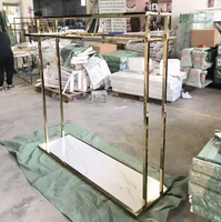 Étagère de présentation en or pour la vente au détail, support en métal et en bois, meubles pour magasin de vêtements, acier et bois avec surface polie, emballé dans un carton