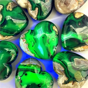 Venta al por Mayor de Cristal Natural Fluorescente, Ágata en Forma de Corazón, Reiki, Feng Shui, Brillante Bajo Luz UV, Decoración para el Hogar y la Oficina - Product Image 1