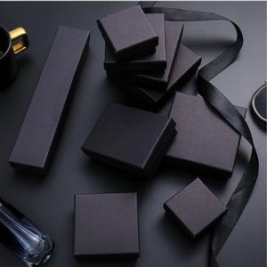 Boîte d'emballage personnalisée en carton pour boucles d'oreilles, bracelets et colliers avec logo sur mesure - Product Image 1