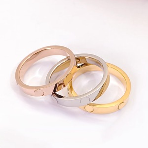 2025 Offre Spéciale plaqué <span class=keywords><strong>or</strong></span> mariage Couple anneaux CZ cristal amant bijoux en acier inoxydable <span class=keywords><strong>18</strong></span> K plaqué <span class=keywords><strong>or</strong></span> Couple anneaux de mariage - Product Image 2