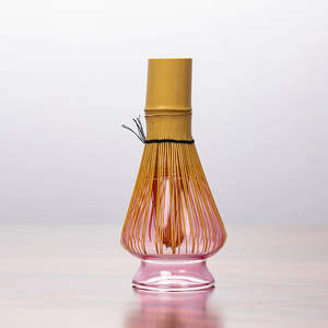 Набор для чая матча из градиентного зеленого стекла, 2 предмета: чаша с носиком и бамбуковый венчик часен. Полный стартовый комплект. - Product Image 3