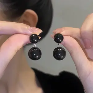 Anting-anting mutiara lingkaran hitam dan putih, perhiasan Vintage asli mode grosir untuk wanita