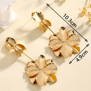Nouvelles Boucles d'oreilles pendantes à fleurs à franges pour femmes, style transfrontalier Europe-États-Unis, haute couture, plaqué or, alliage de zinc, zircon, de niche - Product Image 6