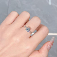 Bague de fiançailles élégante et intemporelle pour femme, en or blanc 18 carats, avec diamant de laboratoire à 4 griffes, idéale pour une demande en mariage.