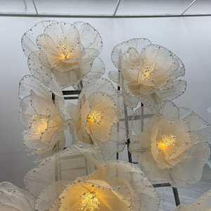 Nouvelle conception <span class=keywords><strong>de</strong></span> fleur géante en organza faite à la main et personnalisée avec lanterne pour la décoration <span class=keywords><strong>de</strong></span> mariage, fleur <span class=keywords><strong>de</strong></span> <span class=keywords><strong>fond</strong></span> - Product Image 2