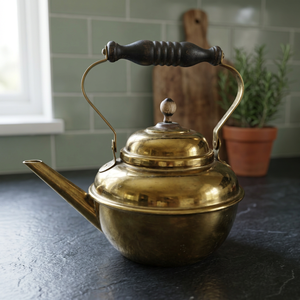 Bouilloire à thé vintage en laiton avec couvercle et poignée en bois, pot à eau en métal au design classique - Product Image 5