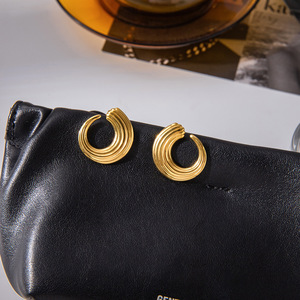 ต่างหูแบบหนีบ ชุบทอง 18K สแตนเลสสตีล ดีไซน์รูปตัว C แบบมินิมอล เครื่องประดับแฟชั่น - Product Image 4