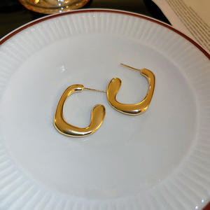 Orecchini a Cerchio E2448 in Oro, Design Minimalista Unisex per Uso Quotidiano, Gioielli Placcati Oro - Product Image 6