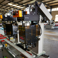 Machine à visser les fenêtres avec décharge rapide des clous et pour différents profilés, fiable pour la fixation des revêtements PVC/acier