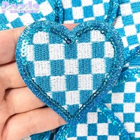 Parches de tablero de ajedrez de corazón de amor rojo y rosa hechos a mano, insignias bordadas de hierro para el Día de San Valentín para ropa y sudaderas