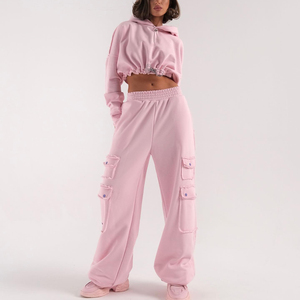 Ensemble de survêtement en molleton de coton personnalisé pour femme, comprenant un sweat à capuche court à manches longues et un pantalon cargo, deux pièces - Product Image 1