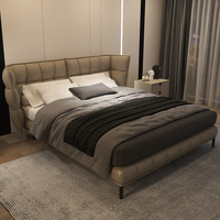 Lit en cuir italien haut de gamme, lit king size, chambre principale luxueuse, lit double moderne