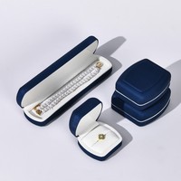 Boîte de rangement pour bagues en tissu bleu marine à dôme imprimé personnalisé, bords arrondis, doublure en velours blanc, logo personnalisé, emballage de bijoux, bouton en cuir PU