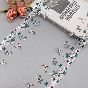 Encaje de poliéster bordado con flor de ciruelo blanca y hojas de color verde azulado <span class=keywords><strong>para</strong></span> cortinas y bordes de almohadas - Product Image 1