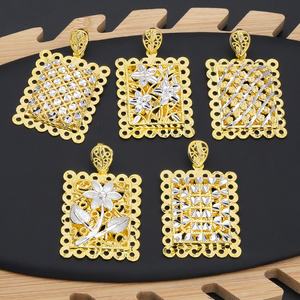 Pendentif de mariage carré grand format plaqué or 24 carats Jxx Fashion personnalisé avec sertissage griffe, bijoux unisexe pour enfants en laiton - Product Image 1