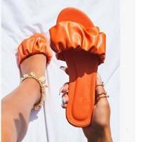 Sandales plates à brides larges froncées couleur nude pour femme, en similicuir souple, à bout ouvert, faciles à enfiler, pour la marche décontractée ou comme pantoufles d'intérieur
