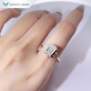Anillo de gemas Tianyu personalizado 14K/18k oro amarillo 7*10mm corte esmeralda incoloro 3 piedras corte esmeralda anillo de moissanita - Product Image 5