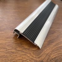 Profilé d'escalier intérieur en alliage d'aluminium LED, bande antidérapante lumineuse, bordure de marche étanche, moderne, pour hôtels et cinémas