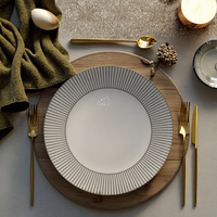 Services de table de luxe écologiques en céramique et porcelaine fine, comprenant assiettes de présentation et ustensiles, pour hôtels, usage domestique, mariages, événements et location