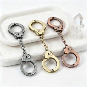 Llavero con Colgante <span class=keywords><strong>de</strong></span> Esposas Miniatura, Novedoso Accesorio Metálico Multicolor con Temática Policial, Cadena para Bolso, Regalos Modernos y Atrevidos - Product Image 1
