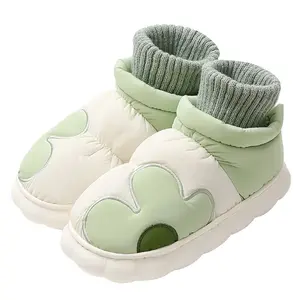新しい2024冬の綿の靴子供プラスカシミア暖かいブーツ男の子女の子子供のためのかわいい花のスノーブーツ滑り止めホームシューズ
