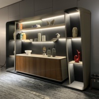 Bureau de direction en forme de L de luxe léger avec finitions en cuir et en marbre, doté de la recharge sans fil et de rangement pour le PDG