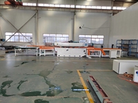 Ligne de production de placage de bois entièrement automatique 380V avec moteur PLC pour le sciage de panneaux de placage de meubles, le sciage de placage mince, le travail du bois, le rabotage longitudinal