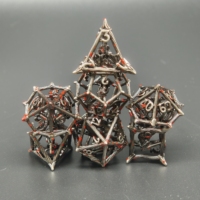 Ensemble de dés polyédriques carrés creux en métal personnalisés de 16 mm avec design squelette sur mesure pour le jeu de table Dungeons and Dragons