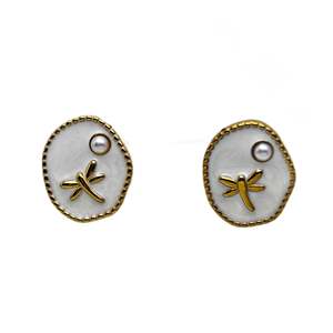 Pendientes de Moda con Diseño de Libélula, Acero Inoxidable 316L, Baño de Oro PVD, Incrustaciones de Perla, Sostenibles y Resistentes - Product Image 1