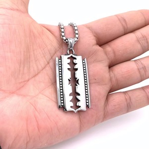 จี้สร้อยคอผู้ชายดีไซน์ปลายแหลมใบมีดสแตนเลส รุ่น 2160129 - Product Image 4