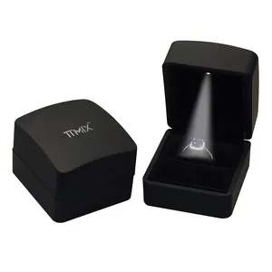 Boîte à bijoux TTMIX Boîte à bagues noire à LED Boîte cadeau à bagues LED de luxe en forme d'arc avec lumière
