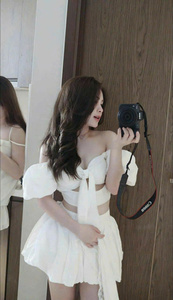 Conjunto de Moda Femenina Vietnamita: Top Corto Blanco con Mangas Abullonadas y Falda Midi de Mezclilla, Atuendo Transpirable - Product Image 4