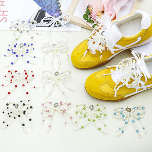 Ornements de <span class=keywords><strong>chaussures</strong></span> en PVC de mode fleurs de <span class=keywords><strong>chaussures</strong></span> arcs de perles faits à la main <span class=keywords><strong>chaussures</strong></span> de sport et bottes décorations de boucle avec accessoires de fleurs - Product Image 2