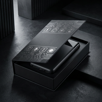 Caja de Batería Externa Personalizada de 20000mAh |   Estuche Rígido Magnético de Lujo con Iconos en Negro Mate y Lámina Plateada para Dispositivos Tecnológicos Resistentes
