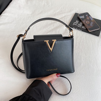 Nouveau Sac à Bandoulière en Cuir PU de Luxe Tendance avec Accents Métalliques en V pour Femmes 2026
