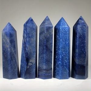 Pierre naturelle de guérison en cristal de pointe d'aventurine bleue et howlite aura de qualité supérieure en gros pour la décoration intérieure unique et les cadeaux de fêtes - Product Image 1
