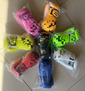 قفازات ملاكمة احترافية مقاومة للماء من الجلد الصناعي للتدريب في الصالة الرياضية بشعار مخصص، متوفرة بأحجام من 6 إلى 12 أونصة - Product Image 6