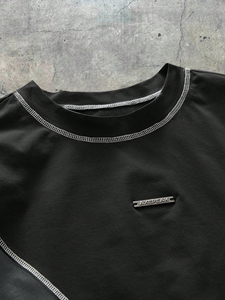 T-shirt Urban Street nera e grigia con cuciture a contrasto, in rete, oversize, a maniche corte, con badge in metallo, traspirante, streetwear estivo. - Product Image 3