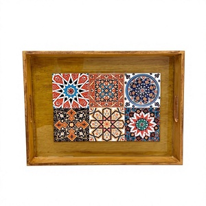 Plateau de service rectangulaire en bois UO Art avec décorations de carreaux orientaux peints à la main, présentant des motifs géométriques et des poignées - Product Image 1