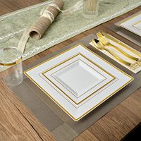 Service de vaisselle jetable élégant en plastique blanc pour 25 invités, avec bord doré, assiettes, gobelets et couverts – Sans BPA, idéal pour mariages et fêtes