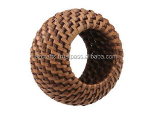 Anneaux de serviette en bois de manguier accrocheurs avec un design rayé coloré stocké pour les fêtes rehausseur de décor de table parfait - Product Image 4