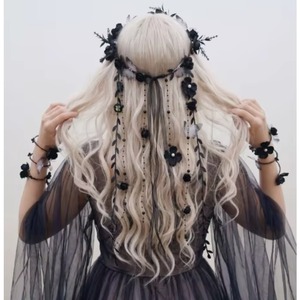 Accessoire de costume d'Halloween Pafu : Serre-tête gothique floral noir avec roses artificielles et papillons, voile en tulle sombre gothique - Product Image 1