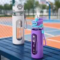 Bouteille d'eau sport élégante pour enfants avec pulvérisateur rafraîchissant, housse amovible en similicuir, écologique et sans danger pour les aliments, idéale pour l'extérieur