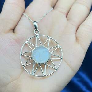 925 plata esterlina Luna cara encanto colgante hecho a mano bisel ajuste collar oro o rodio plateado regalo para ella - Product Image 1