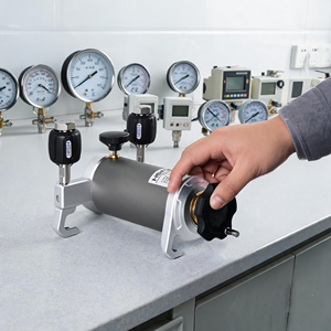 Manual <b>Portable</b> <b>Vacuum</b> Pneumatic Air Low Calibration Pump -60~100kPa Digital Differential Gauge Calibrator OEM HSIN619 Vaccum Pr - Product Image 1